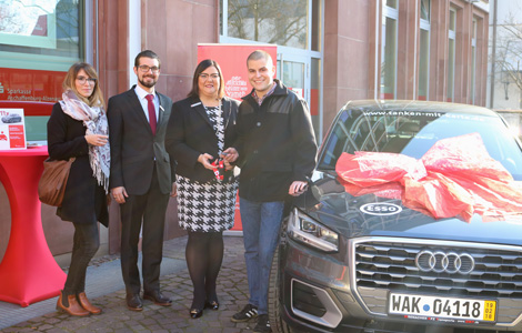 Mit Karte zahlen lohnt sich – Die Sparkasse gratuliert zum Gewinn eines Audi Q2