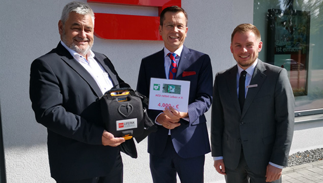 Sparkasse unterstützt den Verein  AED rettet Leben e. V.