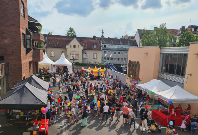 Sommer, Sonne, Spiel und Spaß in der bunten KNAX- Welt auf dem Aschaffenburger Stadtfest